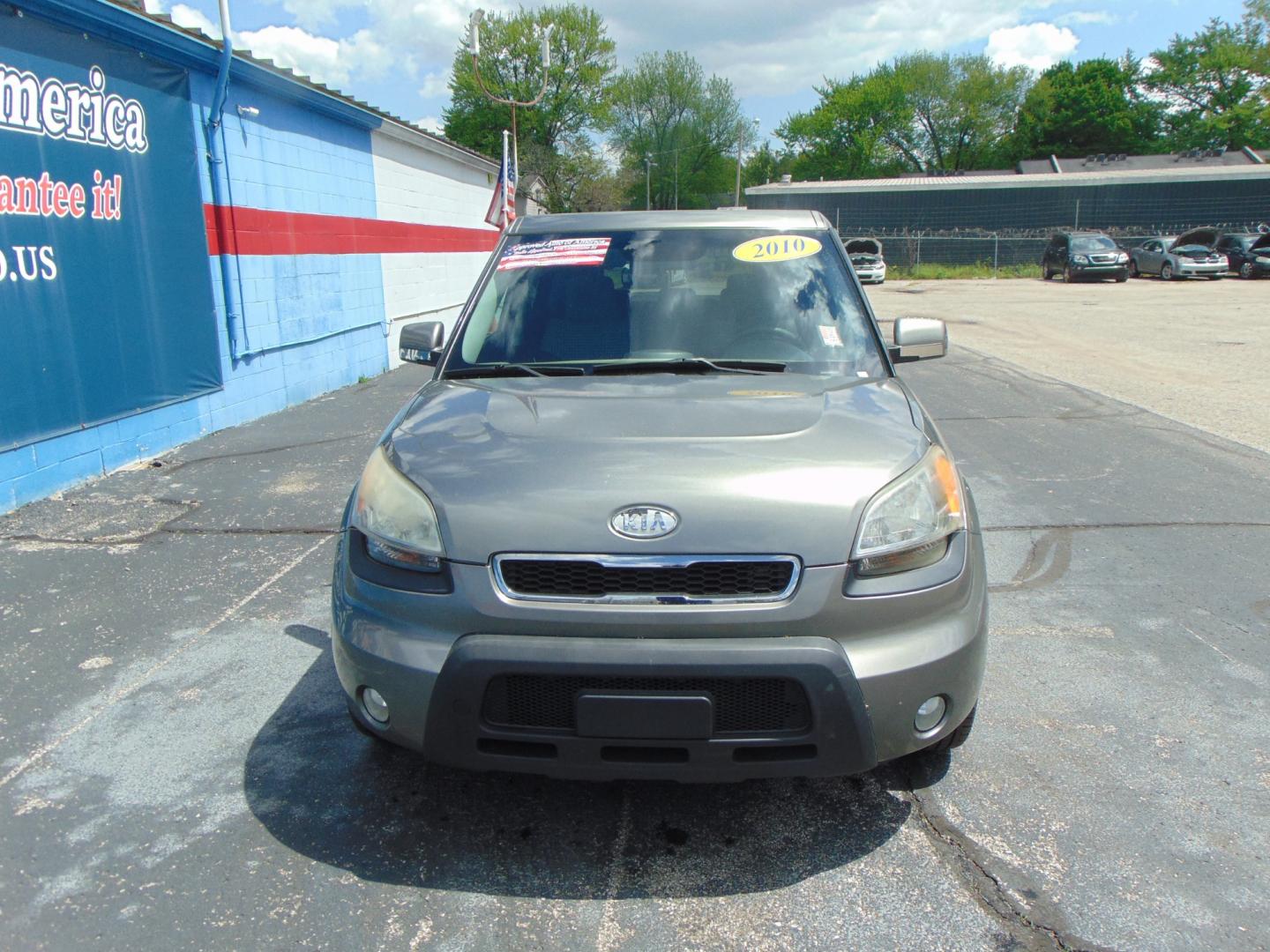 2010 Silver Kia Soul (KNDJT2A21A7) with an 4-Cyl 2.0 Liter engine, Automatic, 4-Spd w/Overdrive transmission, located at 2105 Dixie Hwy, Louisville, KY, 40210, (502) 772-3333, 38.220932, -85.795441 - Photo#2